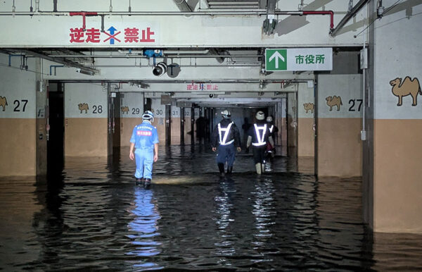 冠水状態が解消されたため、調査を開始する職員（画像：国土交通省 三重河川国道事務所）