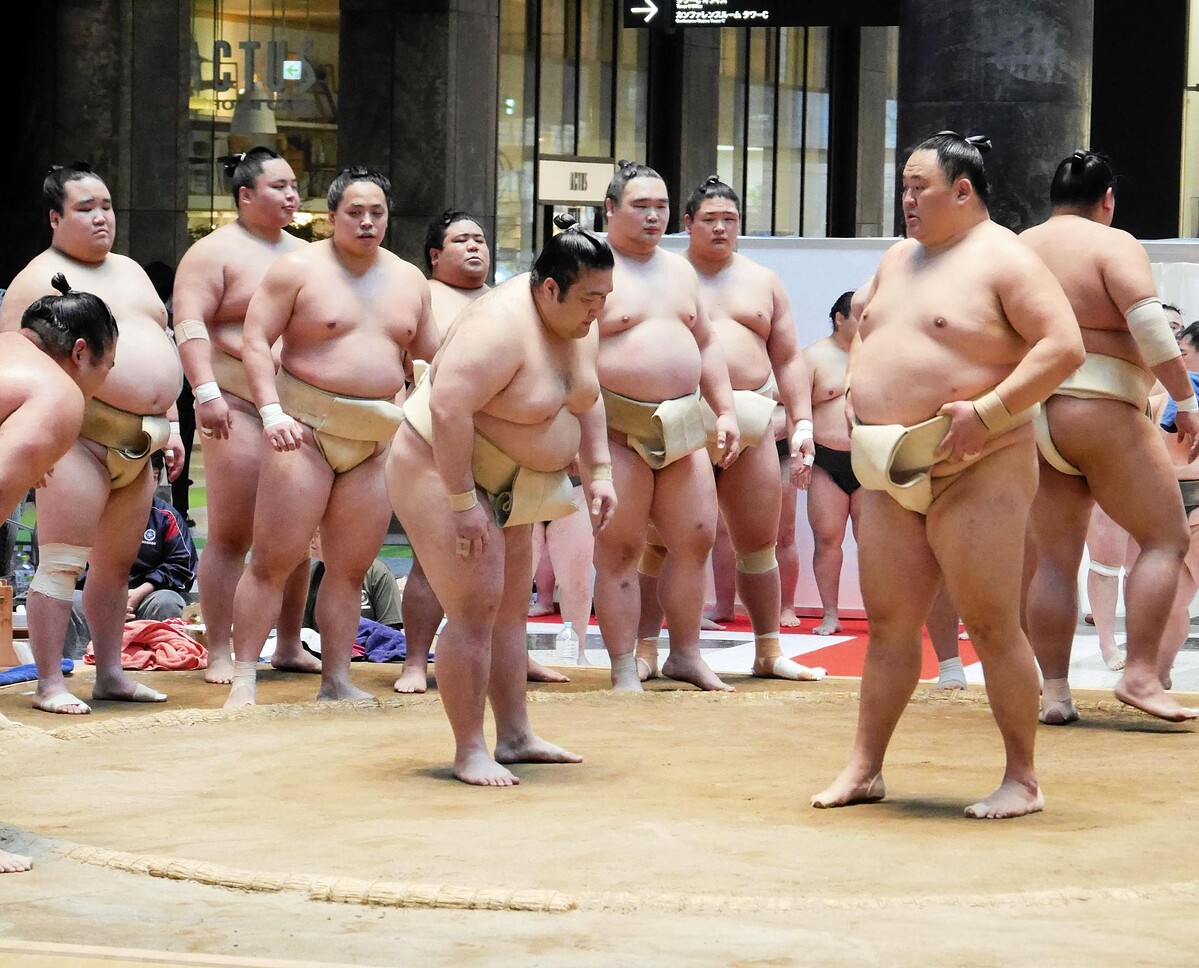 申し合い稽古を行う玉鷲（右）