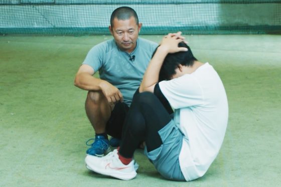 「タックキープ」を指導する塩多雅矢氏【写真:編集部】