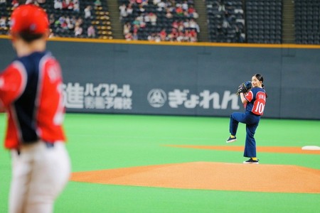 じいちゃん 帰ってきたよー 福地桃子 札幌dファーストピッチセレモニーに登場 ライブドアニュース