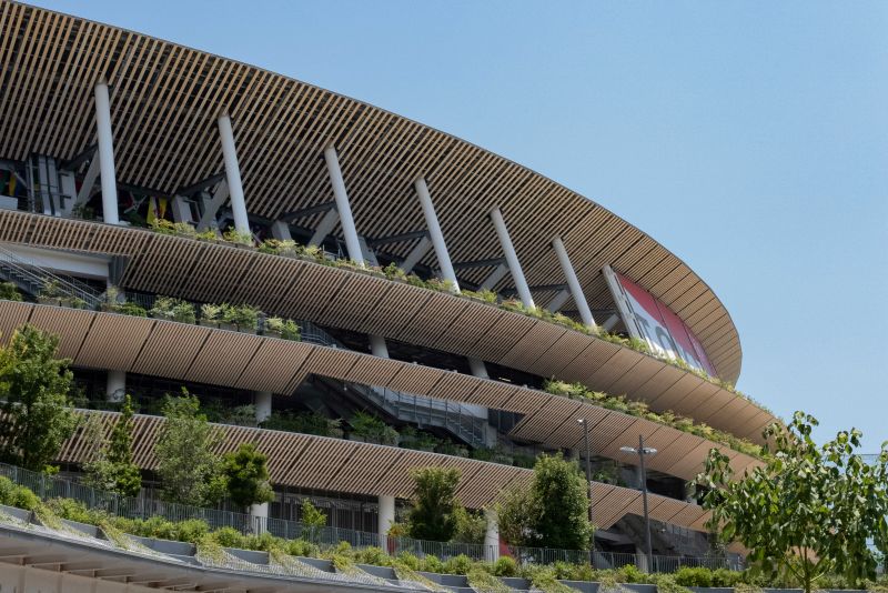 2021年東京五輪のメイン会場の国立競技場も急ピッチで工事。