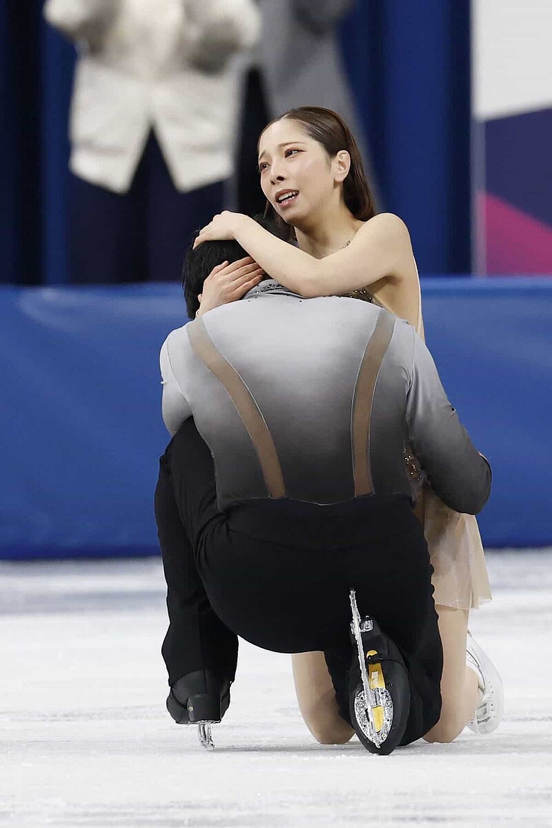  抱き合う“りくりゅう”ペア（写真・共同通信） 