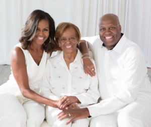 ��ޥꥢ�󤵤��Ϥ�ߥ������׿ͤȷ��Υ��쥤������ʲ����ϡ�Michelle Obama��2020ǯ9��16����Instagram��For my final episode of The ��MichelleObamaPodcast, I brought on my wonderful mother and brother ��CraigMalRob to talk about everything from our upbringing on the South Side of Chicago to our approaches to parenthood.�ס٤Υ����꡼�󥷥�åȡ�