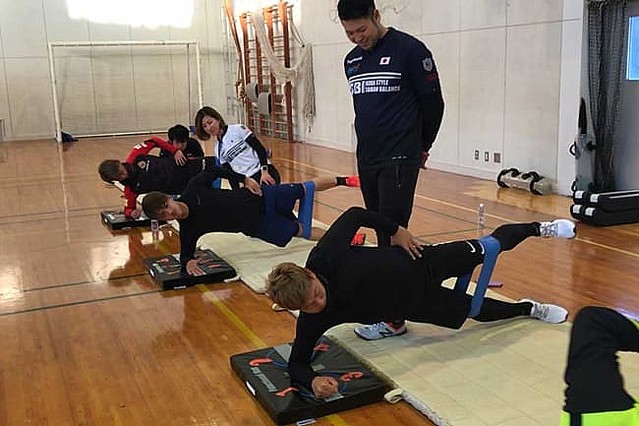 八丈島到着後、体育館で体幹トレーニングに励む鹿島FW安部（写真・手前から二番目）【写真提供：一般社団法人 JAPAN体幹バランス指導者協会】