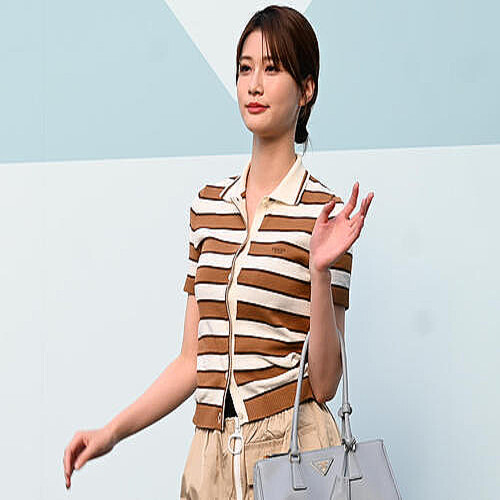 Prada ガレリア ハンドバッグ M 〜生見愛瑠（めるる）さん着用〜 ミニスカートのコーデ披露の生見愛瑠「プラダさんの服を着ると
