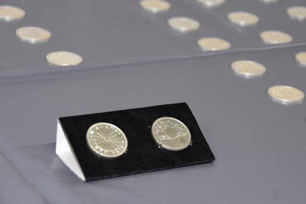 偽造銀貨両替疑い4人逮捕　昭和天皇の在位60年記念 - ライブドアニュース