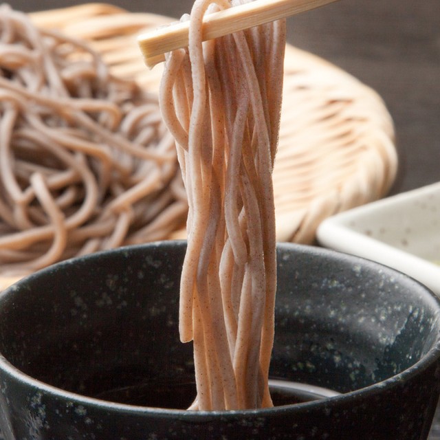 某ファミレスで蕎麦を注文したら…　※この画像はイメージです（asazawa/stock.adobe.com）

