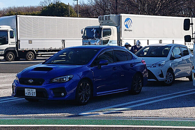 一般車にまぎれて取り締まるパトカー! 高速隊の「覆面車両」を見破る手段はあるのか?