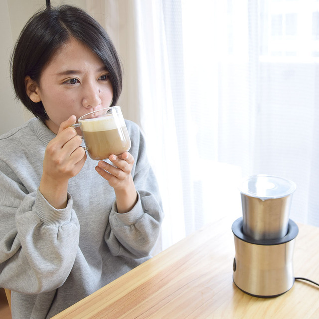 ふわっふわで超クリーミーな泡がボタンひとつで作れるミルクフォーマー「おうちでカプチーノ」
