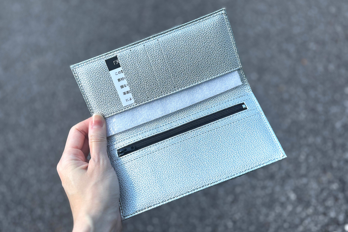 ウワサの“皇居財布”を入手！旅行用にイイ感じな長財布がたったの2000円