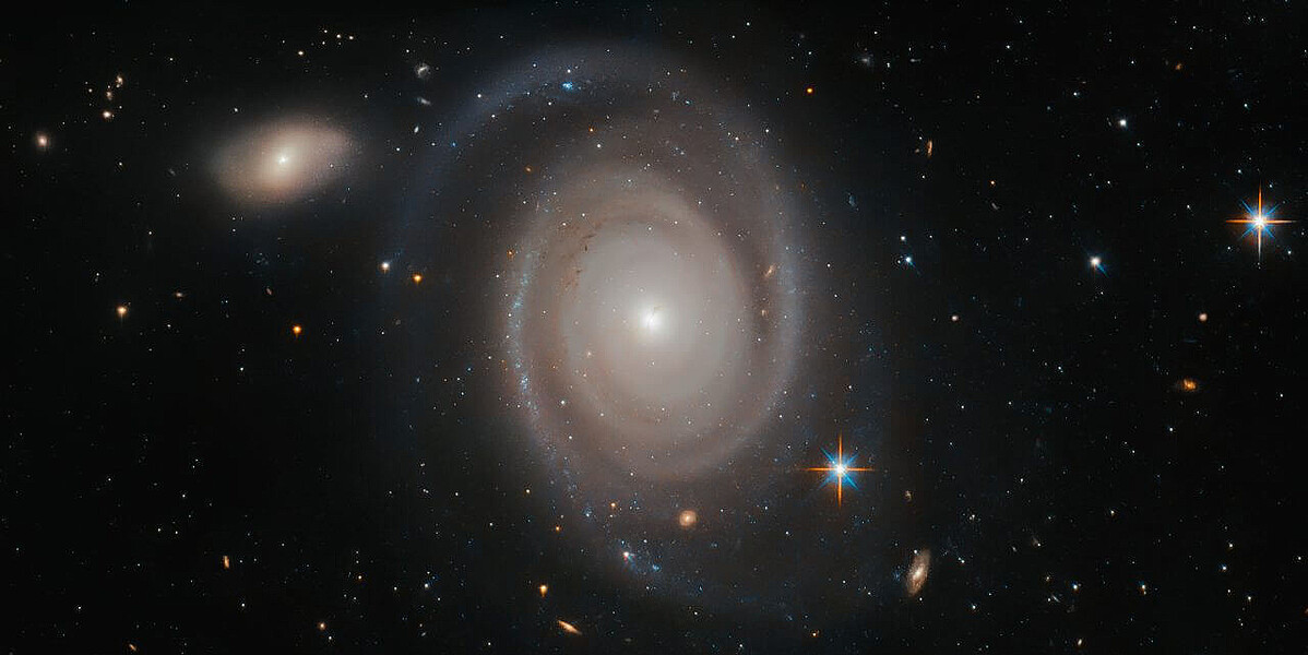 ハッブル宇宙望遠鏡(HST)が観測した渦巻銀河「NGC 1706」(Credit: ESA/Hubble & NASA, A. Bellini et al.)