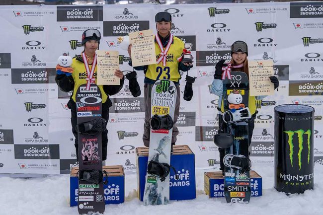 スノーボードの全日本選手権ビッグエアで優勝した村瀬由徠（真ん中）【写真：Daniel Honda/アフロ】
