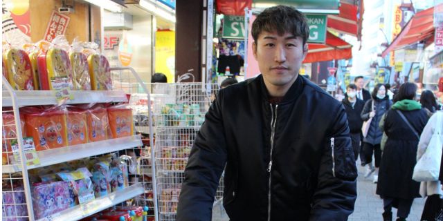 少年院慰問の買い出しをする山本氏（筆者撮影）