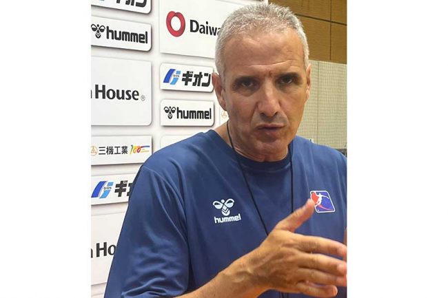 真剣な表情で日本ハンドボールの未来を語る男子日本代表のジローナ監督【写真：編集部】