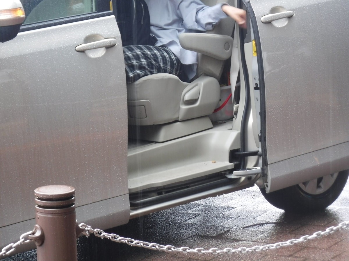 「車に勝手に乗ってくる」恐怖!わが子の同級生の行動がヤバい…学校に協力を求めてもいい?【ママリ】