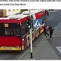 ͤФ줿ϥХƬफ줽ˡġʲϡMetro2018ǯ419աTeenager almost killed when friend pushes her under bus for a jokeǡסPicture: PAˡ٤Υ꡼󥷥åȡ