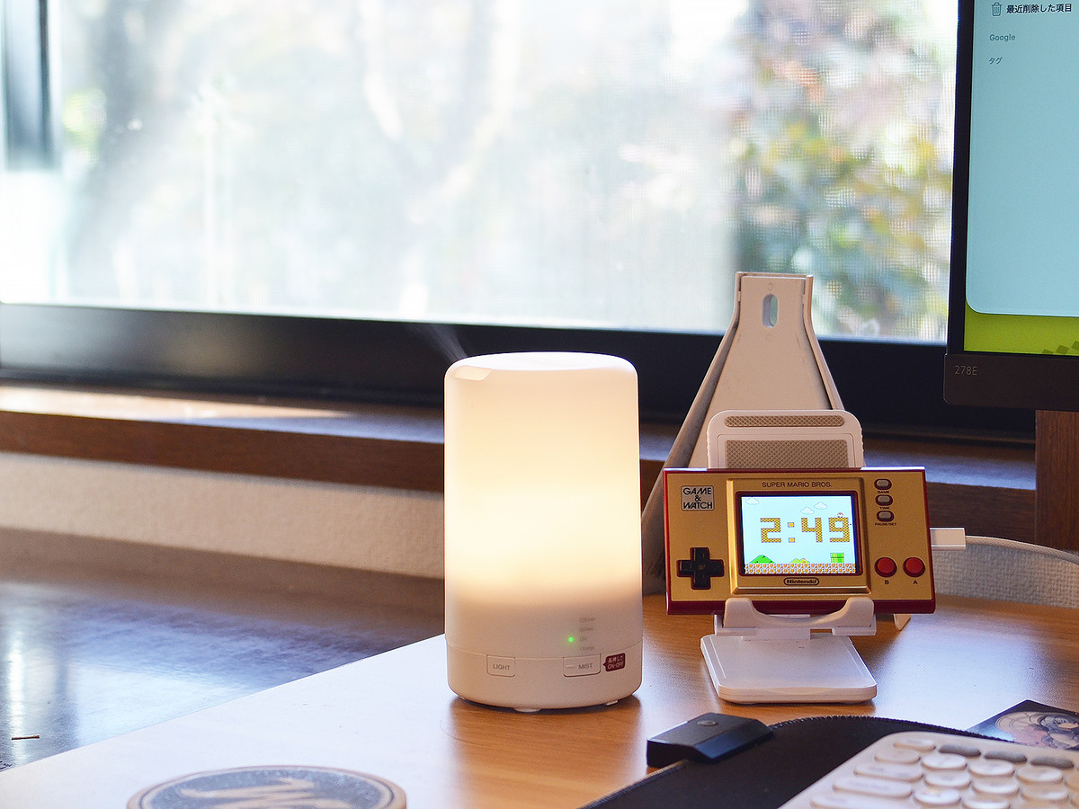 無印良品の「コードレス超音波アロマディフューザー」。作業用の机にも馴染むちょうど良いデザインと大きさです。