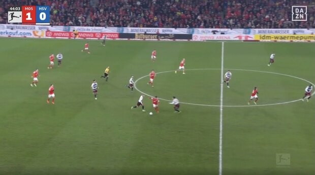 【写真・画像】ウソでしょ…！？ 佐野海舟、衝撃の“高速スライディング”「止めるんかい！」爆速ランニング→体を投げ出した“神ディフェンス”「上手すぎやろ」　1枚目