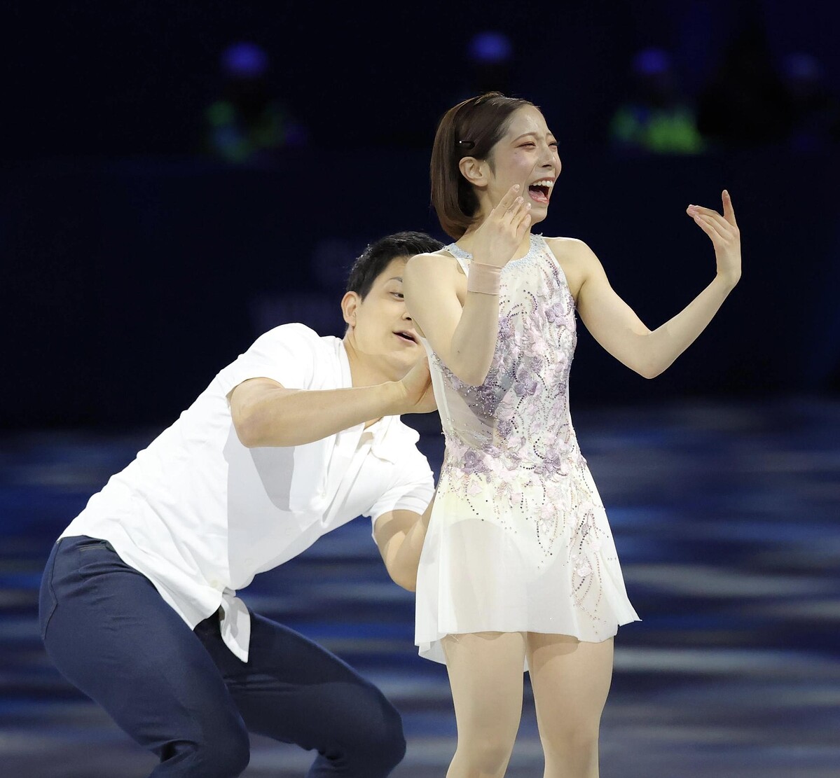 演技中にファスナーをしめてもらう三浦（手前）・木原組（撮影・吉澤敬太）