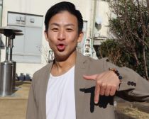 「よしもと手話ブ!」のポーズで写真を撮るきくちさん