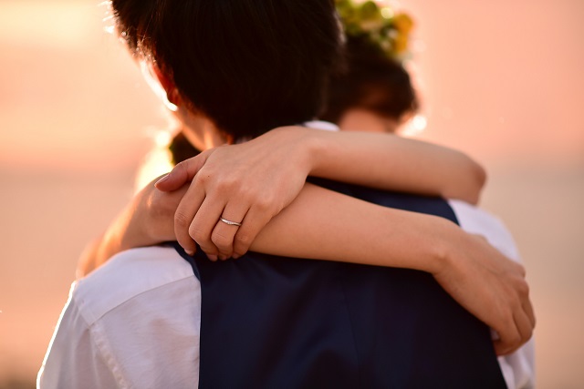 ハグの効果とは ハグの仕方による男性心理やngなやり方も解説 Peachy ライブドアニュース