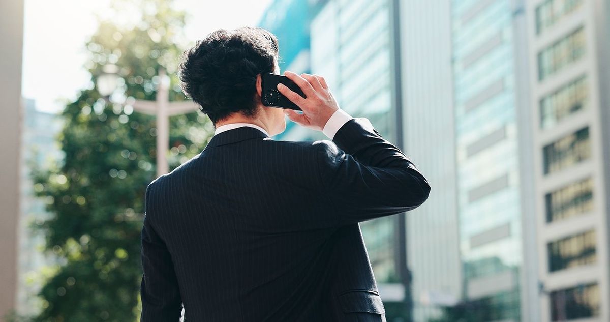 電話をするビジネスマン