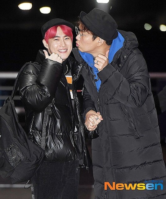 Photo Exo スホ コンサートのためマカオへ出国 1日マネージャーのチャン ソンギュと一緒に 動画あり ライブドアニュース