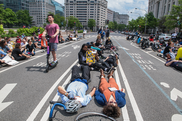 道路に「白線」だけの専用レーンでは、自転車をクルマから守れない 