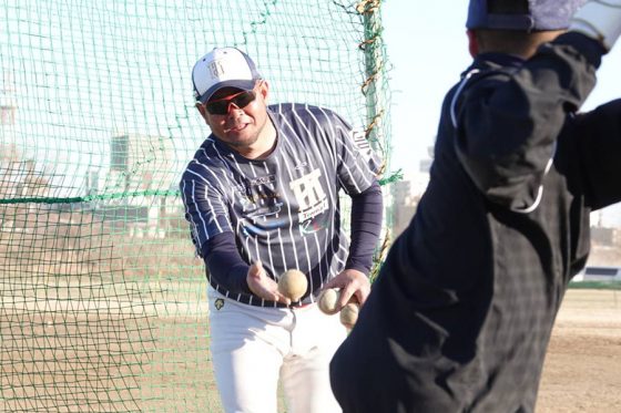 打撃指導をする藤田怜監督【写真：橋本健吾】