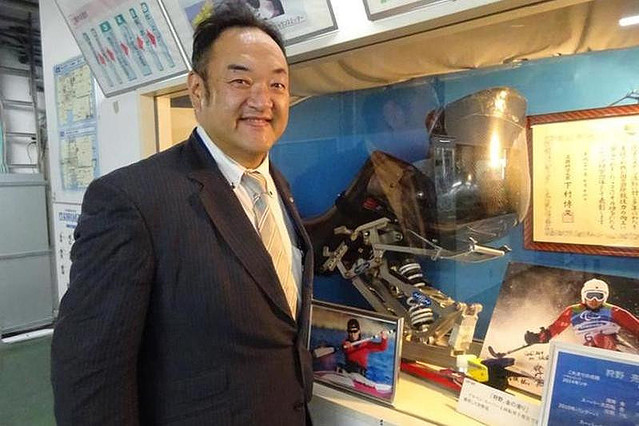 冬季パラリンピックと縁が深い。アルペン競技で使うチェアスキー(ブースに納められているいす)の素材を説明する川村義肢の川村社長