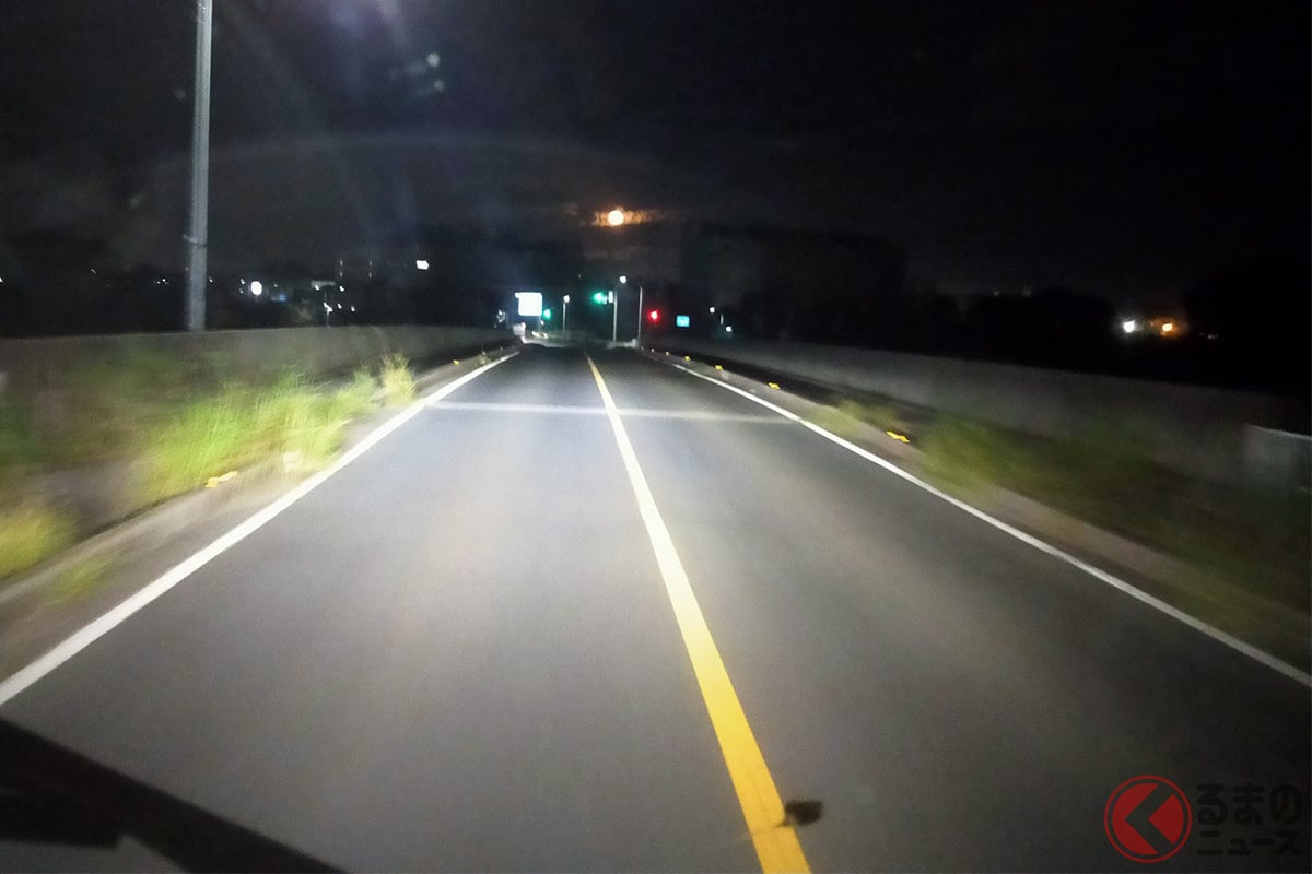  路上横臥による交通事故は年間約300件も発生！（画像はイメージ、 ted／PIXTA） 