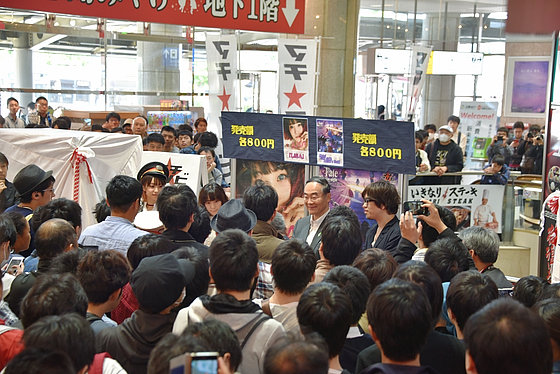 LiSAさんが徳島駅の一日駅長に就任して出発式を実施 - ライブドアニュース