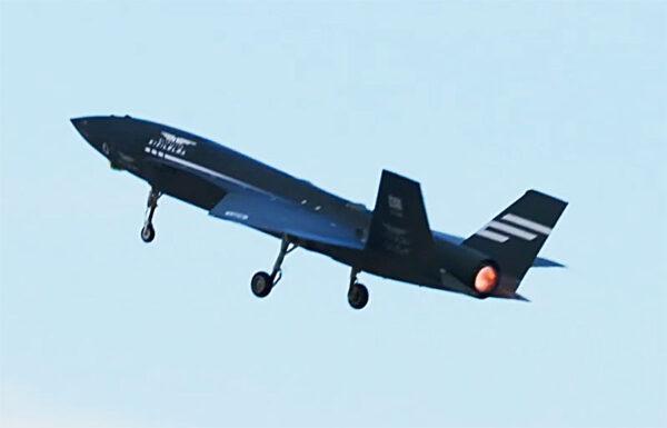 離陸するバイラクタル・クズルエルマ（画像：バイカル）