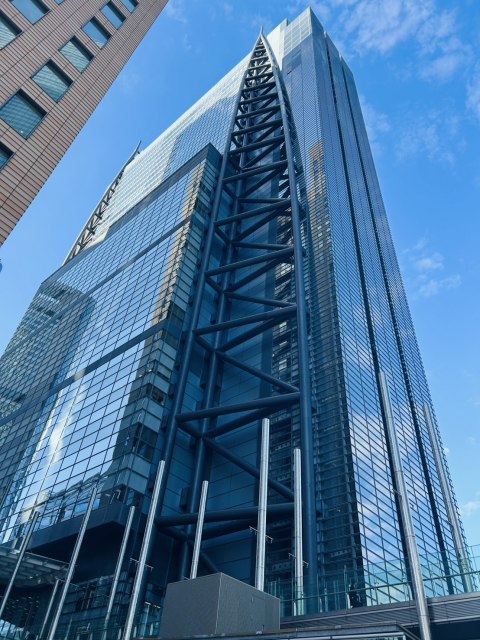 街頭インタビューに登場した「26歳会社員」の正体にSNS騒然