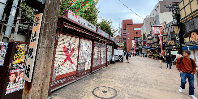 伝法院通りに並ぶすべての店舗が「不法」なわけではないが…（撮影：2025年11月／末並俊司）