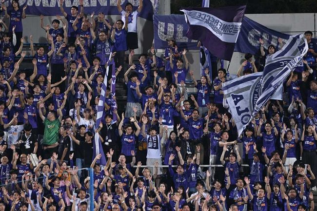 広島のサポーターたち【写真：松尾/アフロスポーツ】