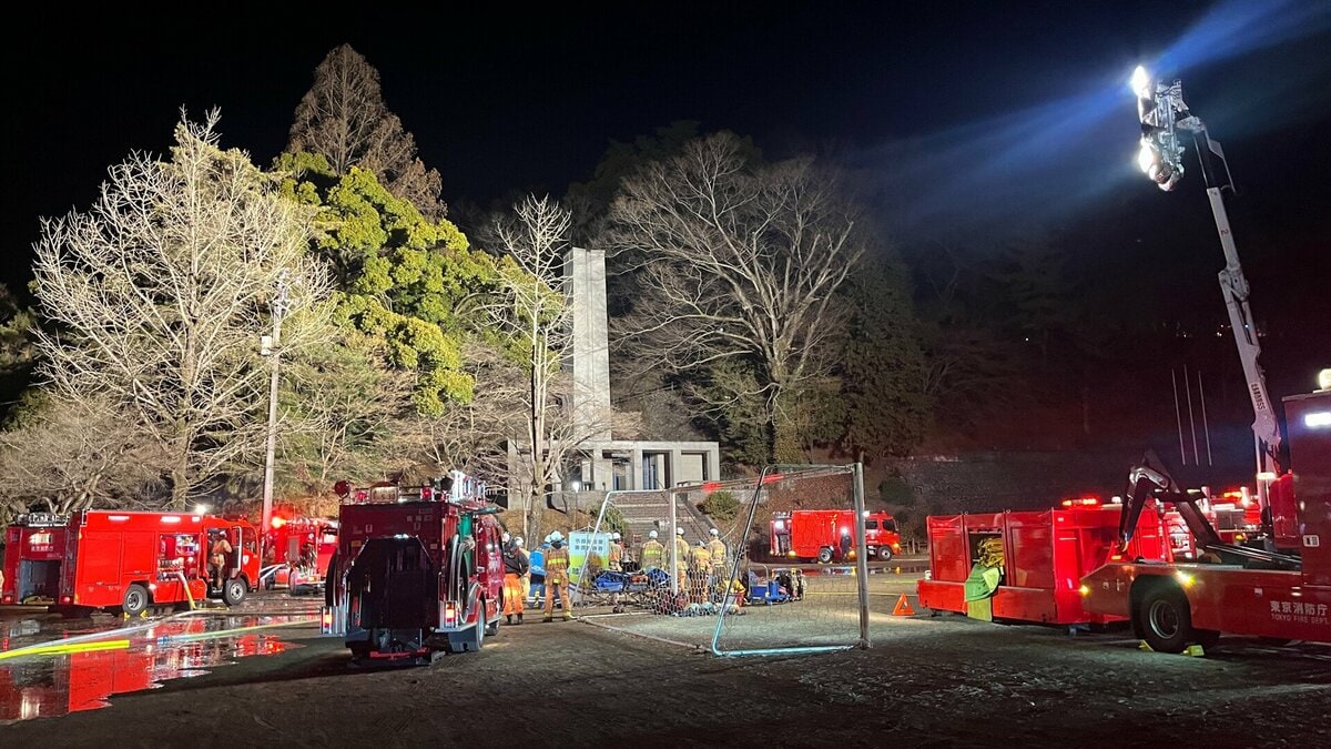東京のハイキングコースで火災