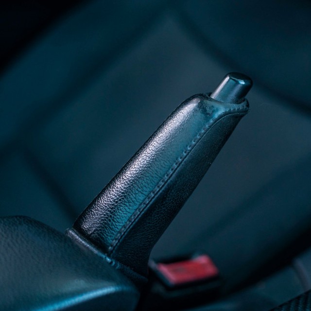 Z世代が使用法を知らない引き上げ式ハンドブレーキ　※写真はイメージです