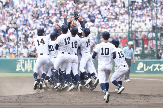 優勝でマウンドに集まる沖縄尚学ナイン【写真：加治屋友輝】