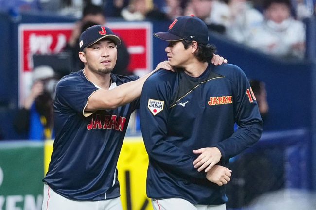 先制ソロを放った鈴木誠也（左）と大谷翔平【写真：小林靖】