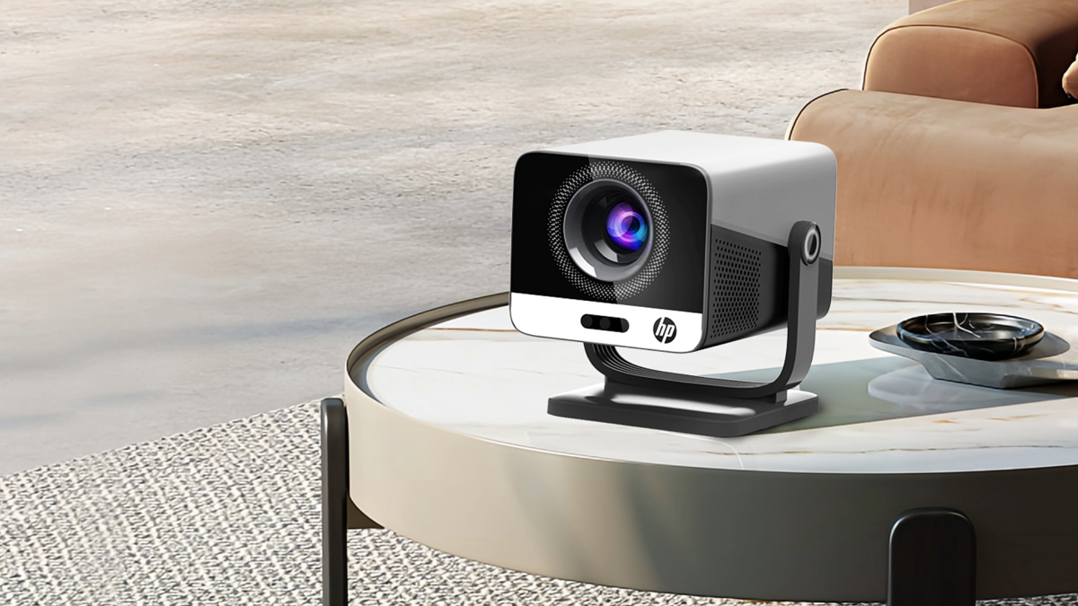 hp MC475は、ChatGPT搭載音声操作プロジェクター。Netflix/YouTube/Prime Video/Disney+対応・1kg以下・PDパワーバンク対応・モバイルバッテリー接続可能。2万7,800円から(最大1万2,000円OFF)。キャンプで映画鑑賞したい人向け。
