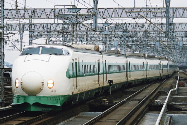 東北・上越新幹線の最初の車両である200系。両新幹線は開業から40年以上が経過している(画像:PIXTA)。