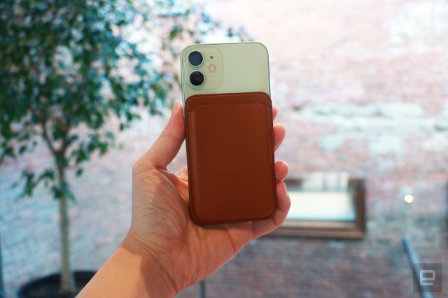 Iphone 12 Studio 公開 本体色とmagsafeアクセサリの組み合わせが試せる ライブドアニュース