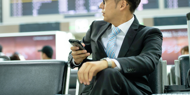 従業員はアメリカの本社で約1年間研修後、帰国した（8x10 / PIXTA）