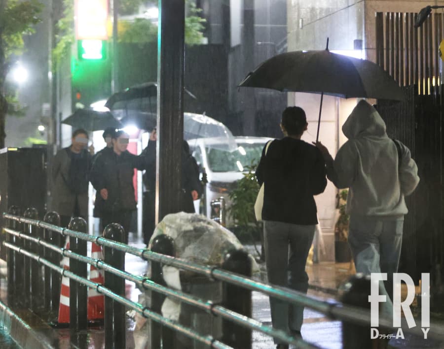 マネージャーらしき女性と相合傘で帰宅した