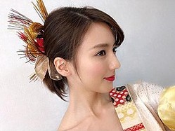 ����С������CM�˽б餷�������Τ�ڡʲ����ϡ�Erina Mano��2018ǯ12��29����Instagram�֥���С��ν����CM�Υإ��������롣�ס٤Υ����꡼�󥷥�åȡ�