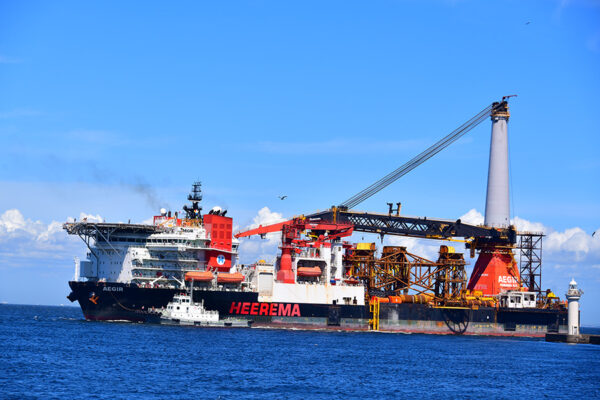 洋上風力発電所のタワーを運ぶDCVの例。写真のAegirは5000トン吊りクレーンを搭載（深水千翔撮影）。