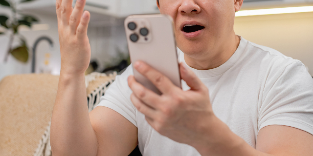 不快な広告にウンザリしている人は多い(Efurorstudio / PIXTA)※写真はイメージ