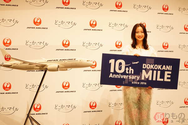 「どこかにマイル 10th Anniversaryシークレットイベント」に登壇した広瀬すずさん（乗りものニュース編集部撮影）。
