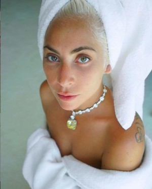 �������失�Ƥ����ƥ��ե��ˡ���Ķ���ͥå��쥹�ʲ����ϡ�Lady Gaga��2019ǯ2��27����Instagram��For the Oscars, ��tiffanyandco offered to go into their vault and let me wear their iconic, 141-year-old Tiffany diamond.�ס٤Υ����꡼�󥷥�åȡ�